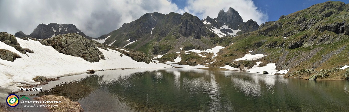 47 Vista panoramica sul laghetto superiore di Ponteranica e verso (da sx ) Triomen-Tribortoi-Valletto.jpg
